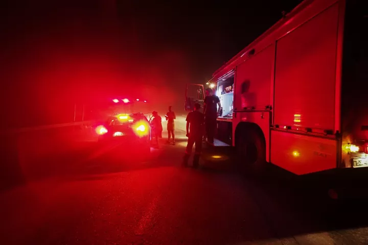 Οριοθετήθηκε η φωτιά στο Βρωμοπούσι Σαλαμίνας - Μήνυμα του 112 για ετοιμότητα