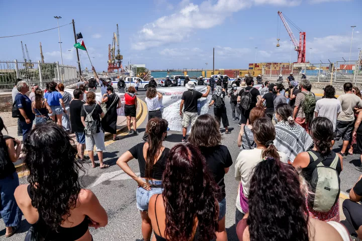 Νέο επεισόδιο αντισημιτισμού στην Κρήτη: Διαδηλωτές με πανό υπέρ της Παλαιστίνης μπροστά στο κρουαζιερόπλοιο Crown Iris (pics)