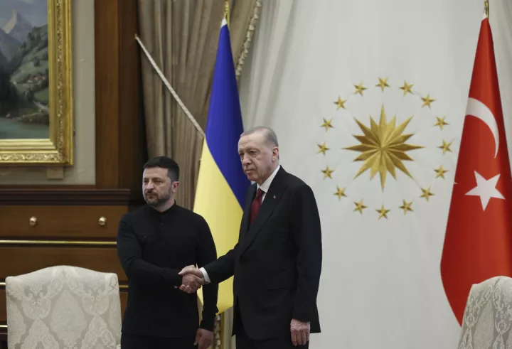 Ερντογάν σε Ζελένσκι: Η Τουρκία θα συνεχίσει να συμβάλλει στην ασφάλεια της Ουκρανίας