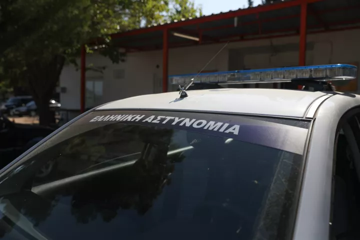 Δύο συλλήψεις για πρόκληση πυρκαγιάς από βεγγαλικά σε δασική έκταση στο Κορωπί