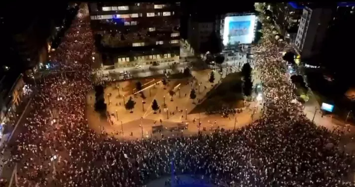 Δεκάδες χιλιάδες διαδηλωτές στην πρωτεύουσα της Σερβίας ζητούν πρόωρες εκλογές