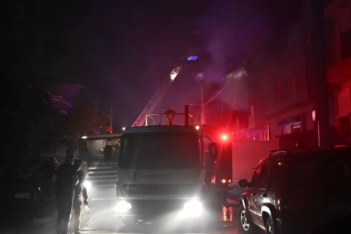 Υπό έλεγχο η πυρκαγιά σε επιχείρηση στο Περιστέρι - Ένα άτομο μεταφέρθηκε με αναπνευστικά στο νοσοκομείο