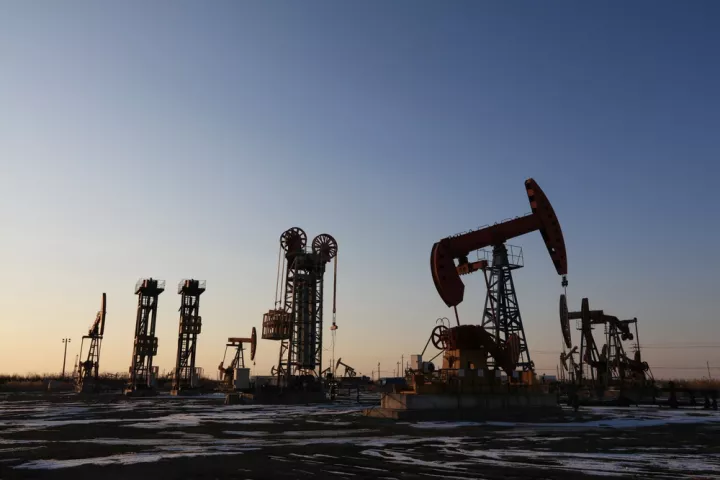 Άνοδος 2,5% στο πετρέλαιο ενόψει αποφάσεων ΟΠΕΚ+ και αμερικανικών πιέσεων σε Ρωσία και Ινδία