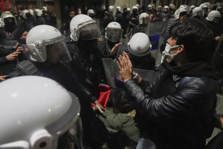Τουρκία: Συνεχίζεται το «κυνήγι» της αντιπολίτευσης - Στους 15 οι συλληφθέντες δήμαρχοι του CHP
