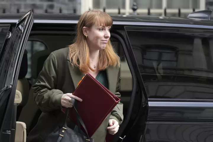 Βρετανία: Η αναπλ. πρωθυπουργός παραδέχτηκε πως διέπραξε φοροδιαφυγή