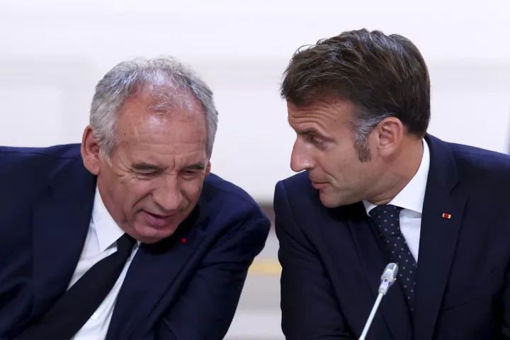 Η γαλλική κυβέρνηση αντιμέτωπη με την κατάρρευση και μια ενδεχόμενη κρίση χρέους