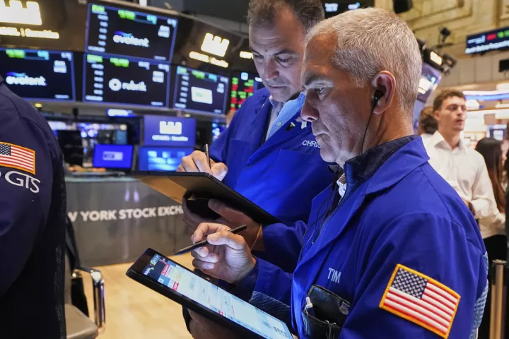 Ισχυρή άνοδος στην Wall Street με την προσοχή στις ανακοινώσεις της Παρασκευής 