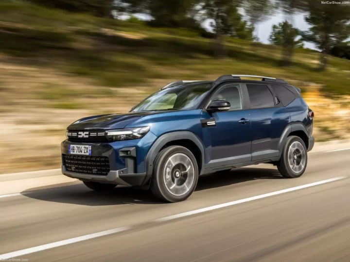 Τι κρύβει το διπλό παιχνίδι της Dacia