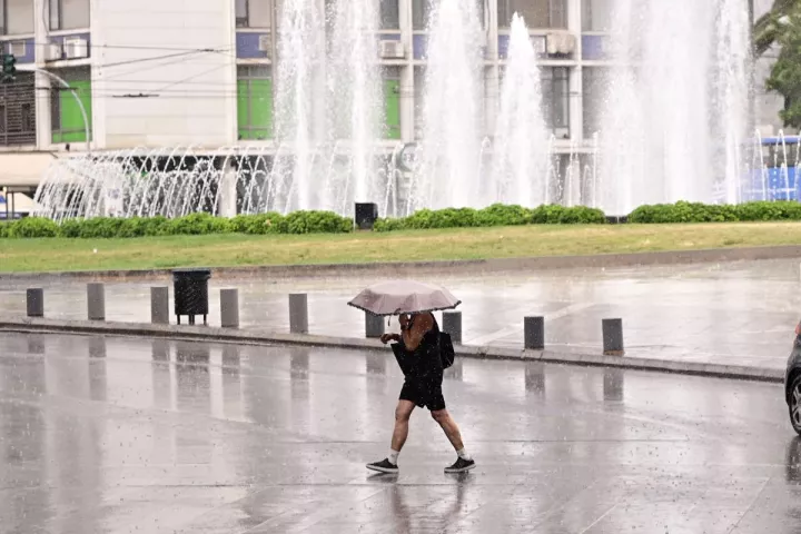 Καιρός: Άνω των 30 βαθμών η θερμοκρασία και τοπικές βροχές