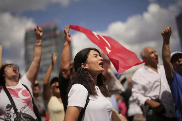 Τουρκία: Επεισόδια με διαδηλωτές και αστυνομία έξω από τα γραφεία του CHP στην Κωνσταντινούπολη