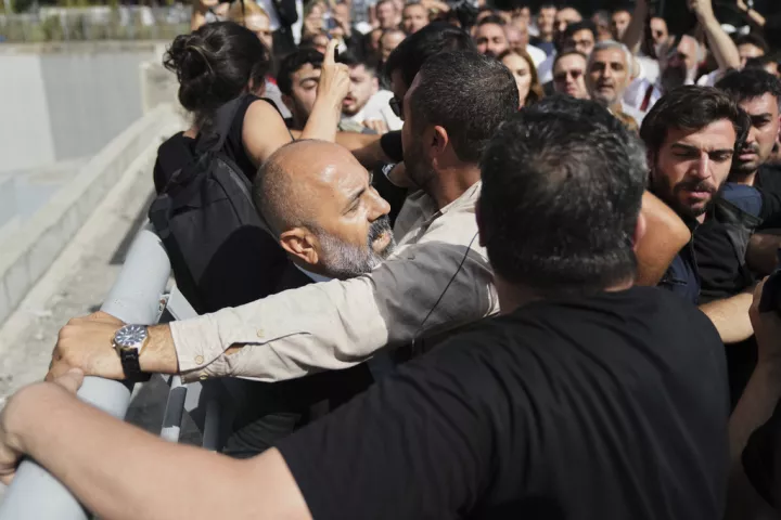 Τουρκία: Επεισόδια έξω από τα κεντρικά γραφεία του Ρεπουμπλικανικού Λαϊκού Κόμματος (pics)