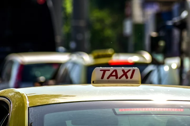 Ταξί: «Χειρόφρενο» έως τις 6 το πρωί της Πέμπτης - Ειδική σήμανση στα ταξί επιφυλακής