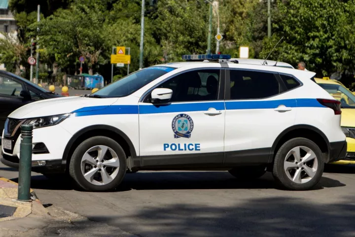 Εξάρχεια: Συνελήφθησαν οι γιοι πρώην υπουργού του ΣΥΡΙΖΑ με πτυσσόμενα γκλοπ στην κατοχή τους