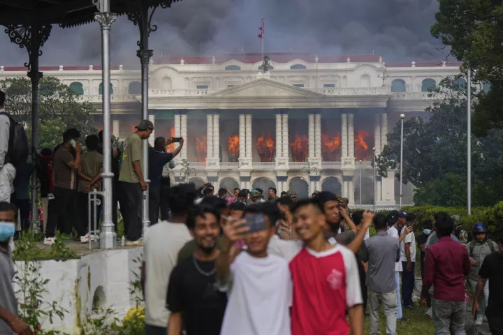 Σκηνές χάους στο Νεπάλ - «Αυτοσυγκράτηση» ζητά ο πρόεδρος, μετά την πυρπόληση στο κοινοβούλιο (pics&vids)