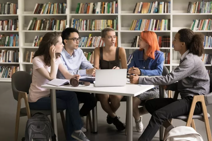Έρευνα της IWG: Η Gen Z εκπαιδεύει τους μεγαλύτερους σε ηλικία στη χρήση Τεχνητής Νοημοσύνης