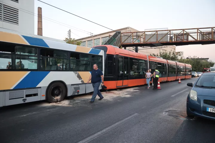 Σύγκρουση λεωφορείου με τραμ στον Πειραιά - 23 τραυματίες, έρευνες για τα αίτια του τροχαίου (pics&vid)