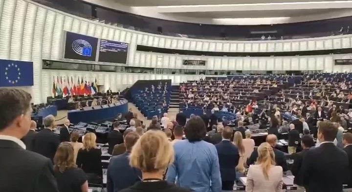 Αναταραχή στο Ευρωκοινοβούλιο μετά την άρνηση να τηρηθεί ενός λεπτού σιγή στη μνήμη του Τσάρλι Κερκ (vids)