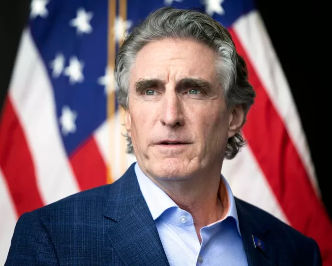 Doug Burgum: H ενέργεια είναι θεμέλιο της κυριαρχίας - Καίριος ο ρόλος της Ρεβυθούσας στη μείωση της εξάρτησης από το ρωσικό αέριο
