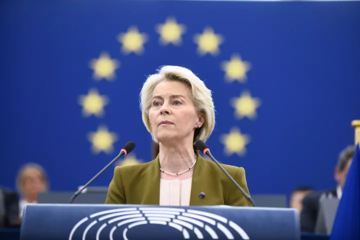 DW: Η φον ντερ Λάιεν φιλοδοξεί να διπλασιάσει τα ευρωπαϊκά ηλεκτρικά οχήματα