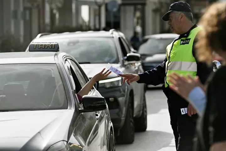 Σε ισχύ από σήμερα ο νέος ΚΟΚ: Οι ποινές για κινητό, αλκοόλ, κράνος, ταχύτητα -Πρόστιμα έως 8.000 ευρώ