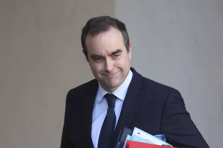 Γαλλία: Ανησυχία μετά την υποβάθμιση από τον οίκο Fitch - Ο Λεκορνί ακυρώνει το σχέδιο Μπαϊρού για περικοπή δύο αργιών