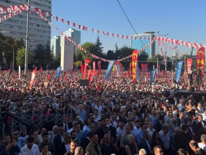 Τουρκία: Δεκάδες χιλιάδες πολίτες συμμετείχαν σε διαδήλωση του CHP στην Αγκυρα	