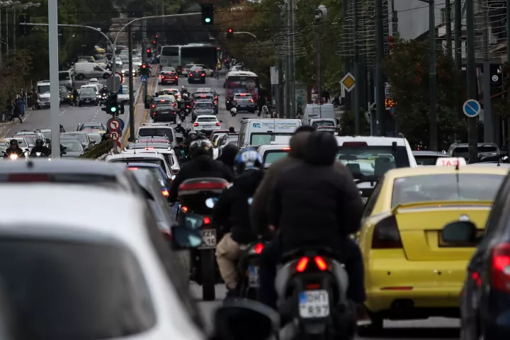 Νέος ΚΟΚ: Οι ποινές για κινητό, αλκοόλ, κράνος, ταχύτητα - Πρόστιμα έως 8.000 ευρώ