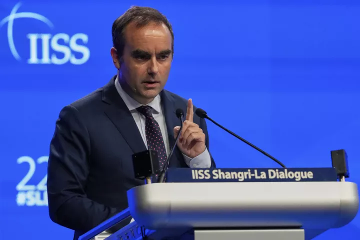 Λεκορνί: Καταργούνται τα δια βίου προνόμια των πρώην πρωθυπουργών από το 2026
