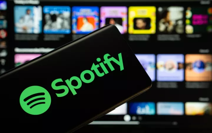 Spotify: Επιτρέπει στους δωρεάν χρήστες να επιλέγουν και να αναπαράγουν μουσικά κομμάτια