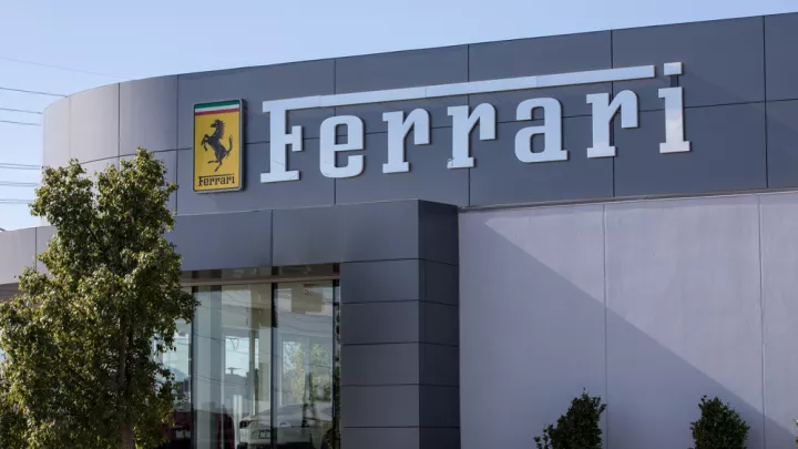 Η Berenberg ξεκινά αξιολόγηση «αγοράς» για τη Ferrari, αναδεικνύοντας τη δύναμη της μάρκας