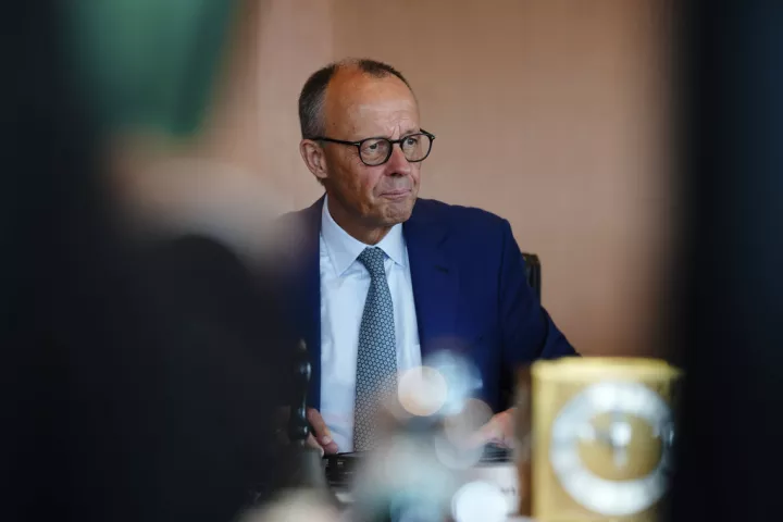 Μερτς: Κάλεσε τις επιχειρήσεις να εμπιστευτούν την κυβέρνηση - Υποσχέθηκε μείωση γραφειοκρατίας