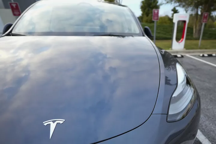 Οι ΗΠΑ εξετάζουν προβλήματα για τα Model Y της Tesla