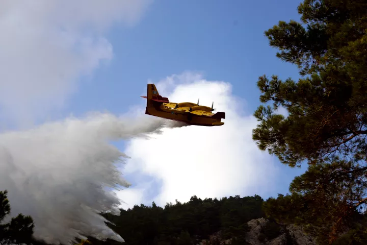 Οριοθετήθηκε η φωτιά στο Καματερό Αττικής: Επιχείρησαν και εναέρια μέσα