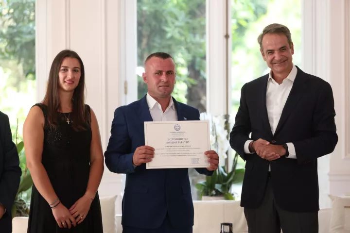 Κυρ. Μητσοτάκης: Τίμησε με πολιτογράφηση τον Γκόγκα Λεντιάν που είχε βουτήξει στον Άραχθο για να σώσει τα παιδιά