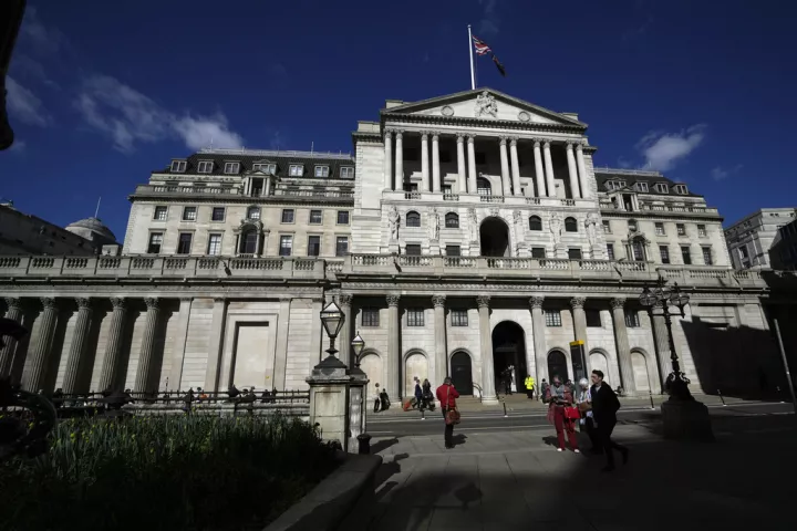 Βρετανία: Αμετάβλητα τα επιτόκια της BoE - Παρεμβάσεις για τα κρατικά ομόλογα, μετά το «χτύπημα» των αγορών 