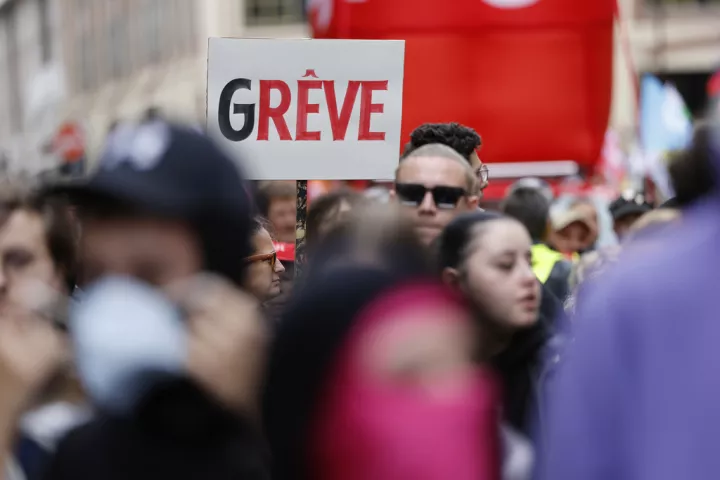 Σε συμπληγάδες μεταξύ οικονομίας και συνδικάτων ο Λεκορνί