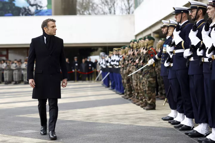 Η Γαλλία προωθεί εθελοντική στρατιωτική θητεία λόγω της ρωσικής απειλής