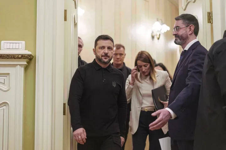 Ο Ζελένσκι ζητά σκληρές κυρώσεις κατά της Ρωσίας ενόψει της συνάντησης με τον Τραμπ