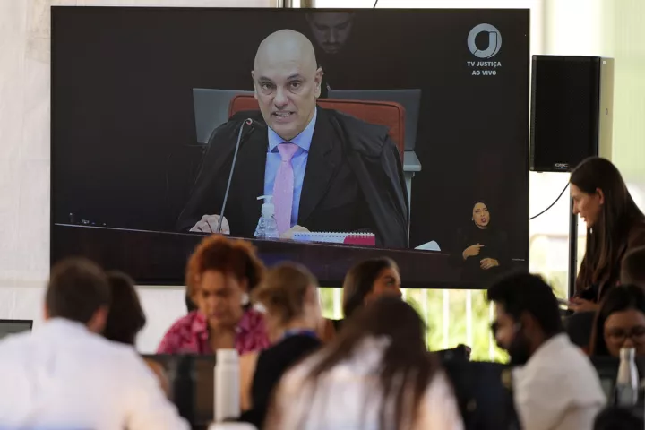 Οι ΗΠΑ επέβαλαν κυρώσεις στη σύζυγο του δικαστή Ντε Μοράες, τον οποίο κατηγορούν για τη δίωξη Μπολσονάρου