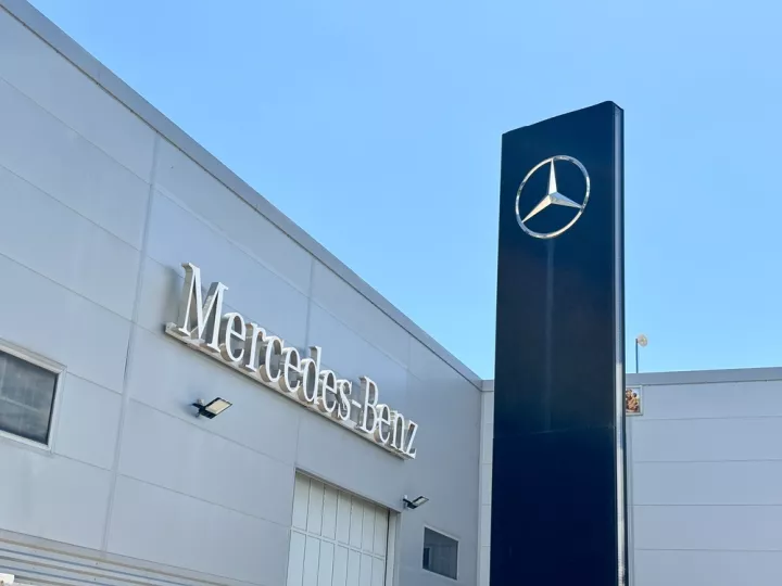 Η RBC υποβαθμίζει τη Mercedes-Benz λόγω δασμών ΗΠΑ και μειωμένων πωλήσεων στην Κίνα