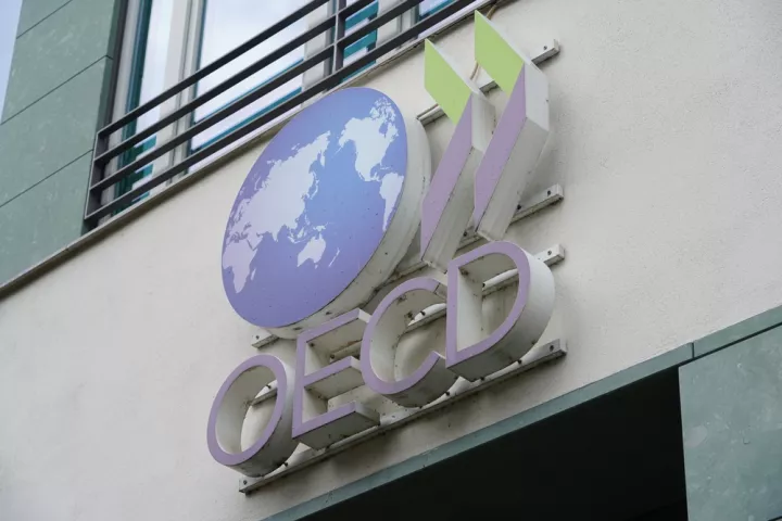 ΟΟΣΑ: Αναθεωρεί προς τα πάνω τις προβλέψεις του για την παγκόσμια ανάπτυξη