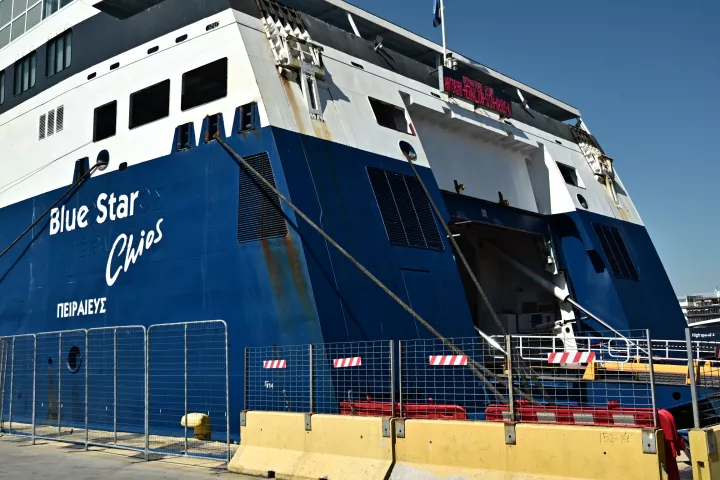 Ακυρώθηκε το δρομολόγιο του «Blue Star Χίος» - Απεργιακές κινητοποιήσεις μετά τον θάνατο του 20χρονου ναυτεργάτη
