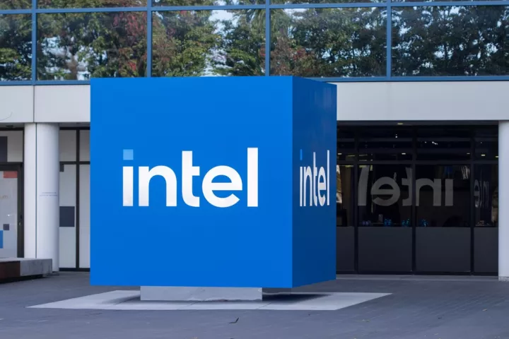 Intel: Σε συζητήσεις με την Apple για την έναρξη επενδυτικής συνεργασίας