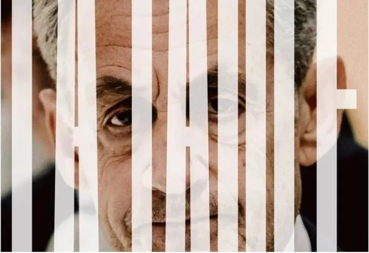 Εντυπωσιακή φωτογραφία από τη Liberation: Ο Σαρκοζί πίσω από τα κάγκελα της φυλακής