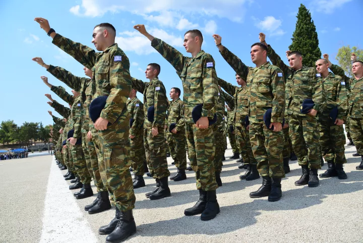Στρατιωτική θητεία: Σχέδιο για επιβράβευση όσων υπηρετούν αμέσως μετά το λύκειο