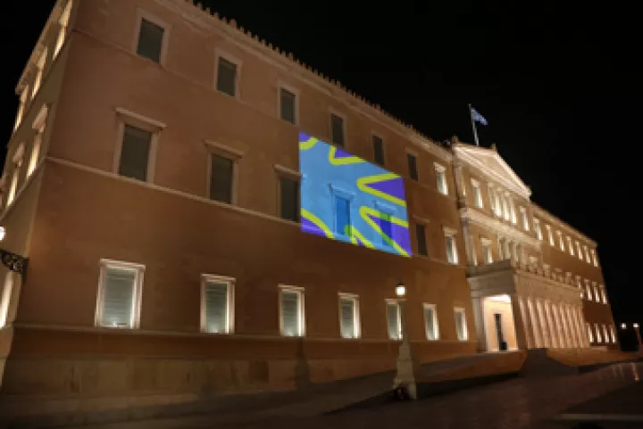 Η Βουλή τιμά τη Διεθνή Ημέρα Νοηματικών Γλωσσών – Φωταγωγήθηκε το Κοινοβούλιο	