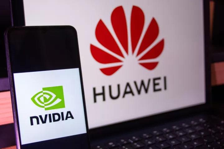 Η Huawei διπλασιάζει την παραγωγή των τσιπ AI ανταγωνιζόμενη τη Nvidia