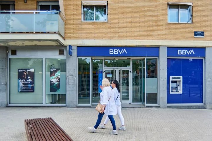 H ισπανική BBVΑ δίνει μέρισμα ρεκόρ για τη συμφωνία εξαγοράς της Sabadell