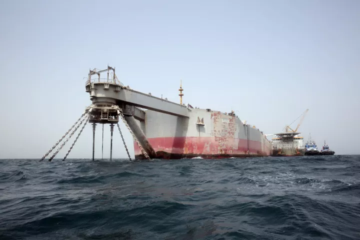 Υεμένη: Στις φλόγες πλοίο με ολλανδική σημαία έπειτα από επίθεση - Παραμένει ακυβέρνητο στον Κόλπο του Άντεν