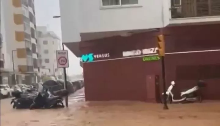 Καταρρακτώδης βροχή στην Ίμπιζα: Έκλεισαν σχολεία και παραλίες, πλημμύρισαν δρόμοι (vids)